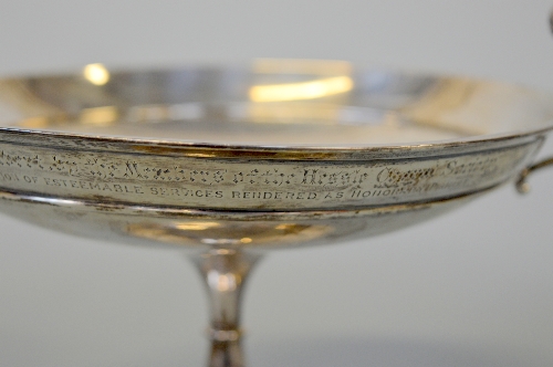 A SILVER TWIN HANDLED TAZZA, Sheffield 1910, Walker & Hall, weight approximately 465g - Image 3 of 5