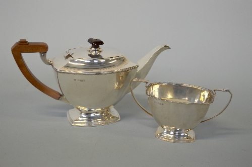 A TWO PIECE SILVER TEASET, Birmingham 1920, approximately weight 875g includes wooden handle and