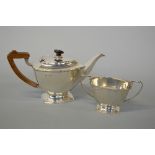 A TWO PIECE SILVER TEASET, Birmingham 1920, approximately weight 875g includes wooden handle and
