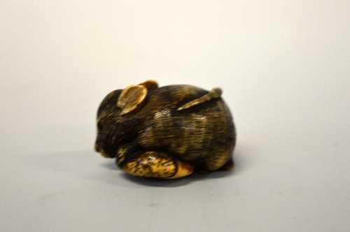 A JAPANESE IVORY NETSUKE, carved as a Rat - Image 2 of 3