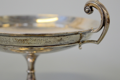 A SILVER TWIN HANDLED TAZZA, Sheffield 1910, Walker & Hall, weight approximately 465g - Image 4 of 5