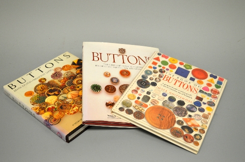 A LARGE COLLECTION OF VINTAGE BUTTONS, to include three books on the collection of buttons - Image 3 of 3