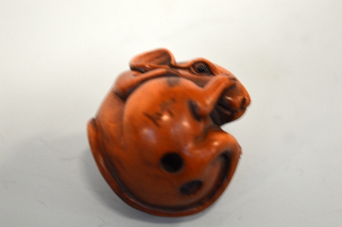 A JAPANESE BOXWOOD NETSUKE, of a Rat, curled into a ball, the eyes inlaid, signed to the base - Image 2 of 3