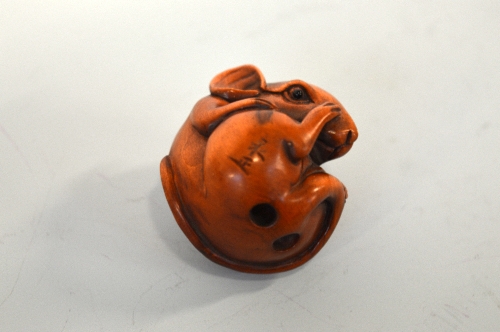 A JAPANESE BOXWOOD NETSUKE, of a Rat, curled into a ball, the eyes inlaid, signed to the base - Image 3 of 3