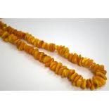 A STRAND OF AMBER BEADS, length 78cm