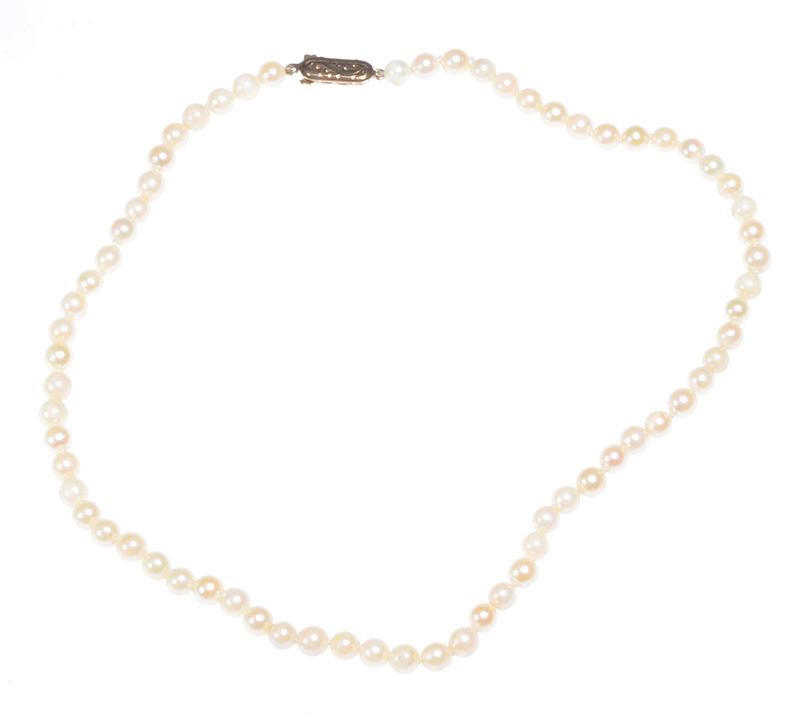 STRING OF GRADUATED CULTURED PEARLS WITH A 9 CT GOLD CLASP