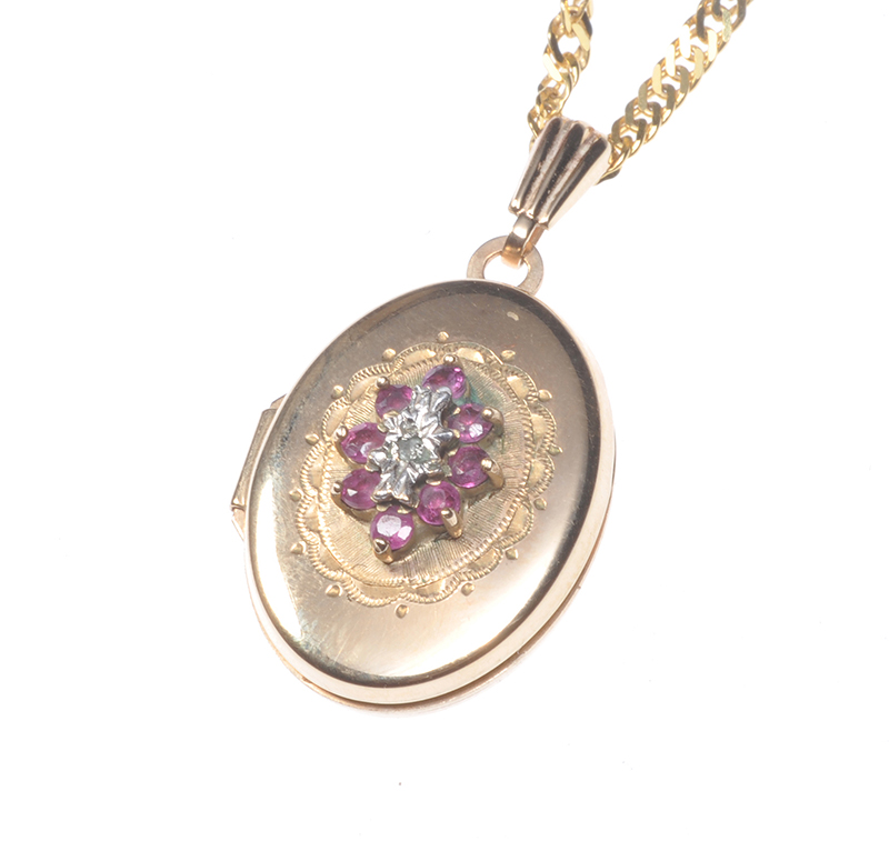 9 CT GOLD ENGRAVED RUBY & DIAMOND OVAL LOCKET ON A FINE 9 CT GOLD CHAIN - Image 2 of 3