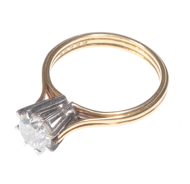 18 CT GOLD DIAMOND SOLITAIRE RING - Image 2 of 3