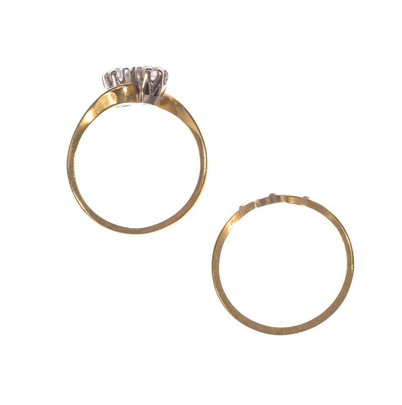 18 CT GOLD DIAMOND TWIST RING WITH A SHAPED 18 CT GOLD BAND - Image 3 of 3