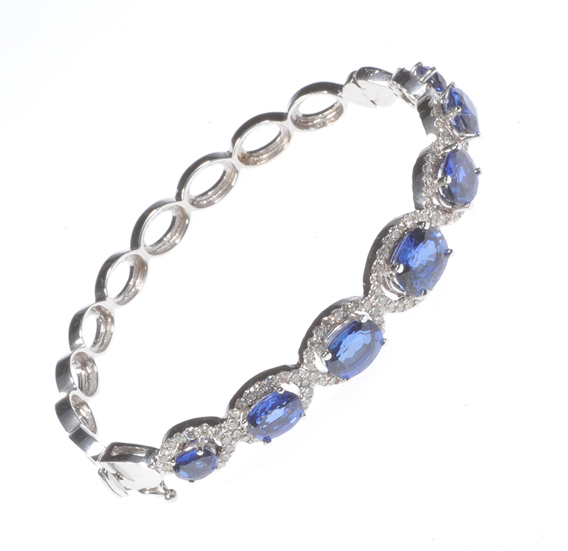 18 CT WHITE GOLD SAPPHIRE & DIAMOND BANGLE