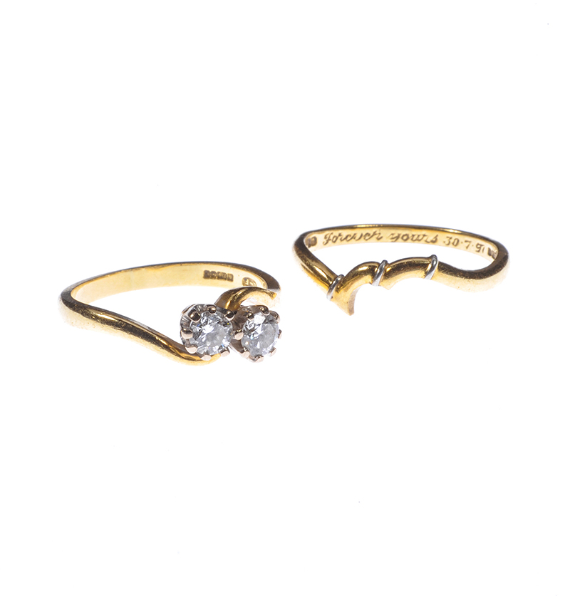 18 CT GOLD DIAMOND TWIST RING WITH A SHAPED 18 CT GOLD BAND - Image 2 of 3