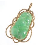 CARVED JADE PENDANT IN AN 18 CT GOLD MOUNT