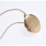 ENGRAVED 9 CT GOLD OVAL LOCKET ON A FINE 9 CT GOLD CHAIN