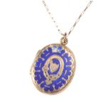 9 CT GOLD OVAL ENAMEL LOCKET ON A FINE 9 CT GOLD CHAIN