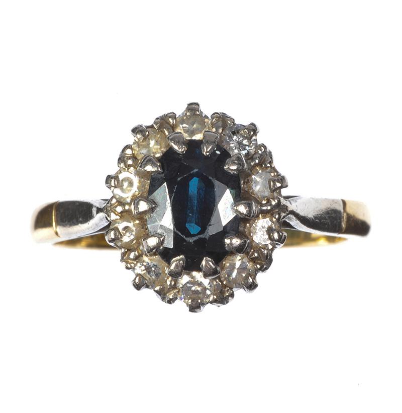 18 CT GOLD, PLATINUM, SAPPHIRE AND DIAMOND CLUSTER RING
