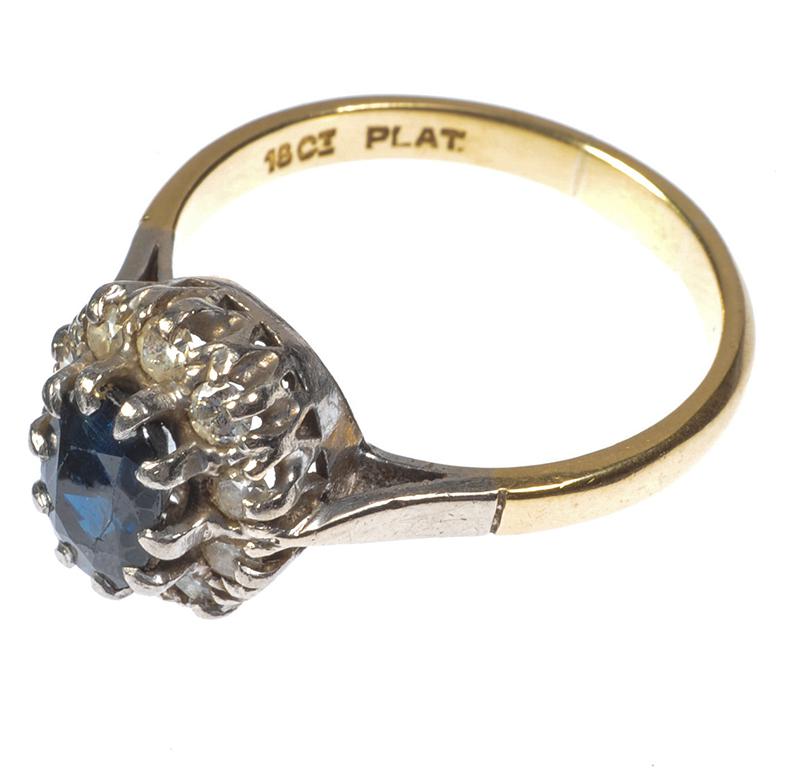 18 CT GOLD, PLATINUM, SAPPHIRE AND DIAMOND CLUSTER RING - Image 2 of 3