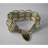 A 9ct gold gate bracelet with padlock clasp, approx 20cm, approx 28.2g.  CONDITION REPORT: Good