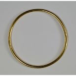 An 18ct gold bangle, of plain solid tubular form, approx 6.2cm internal diameter, approx 19.4g.