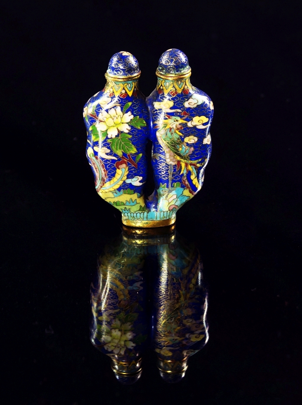 A Chinese cloisonne enamel double snuff bottle, 19th/20th century, with two lids with interior