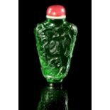 A Chinese green hardstone snuff bottle, late 19th/20th century,