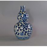 A Chinese blue and white porcelain double gourd vase, late 19th/20th century,