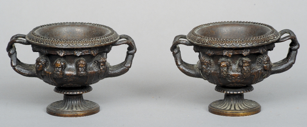 A pair of mid 19th century Continental patinated bronze albani vases, after the antique marble - Bild 2 aus 2