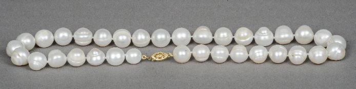 A string of pearls 
With 14 ct gold clasp.  Approximately 40 cm long. CONDITION REPORTS: Overall
