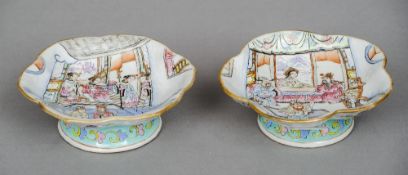 A pair of 19th century Chinese porcelain footed lobed dishes
Both decorated with dignitaries in an