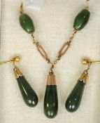 An Edwardian 9 ct gold spinach green jade set necklace with a pair of earrings en suite CONDITION