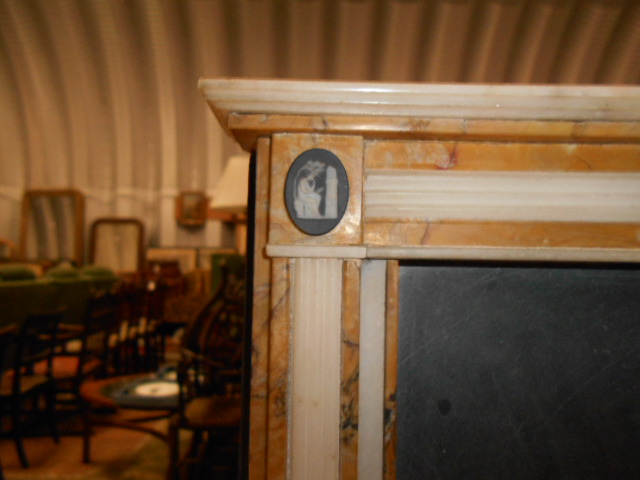 An ornate miniature marble fire place having slate back panel and Jasperware applied cameos - Image 4 of 6