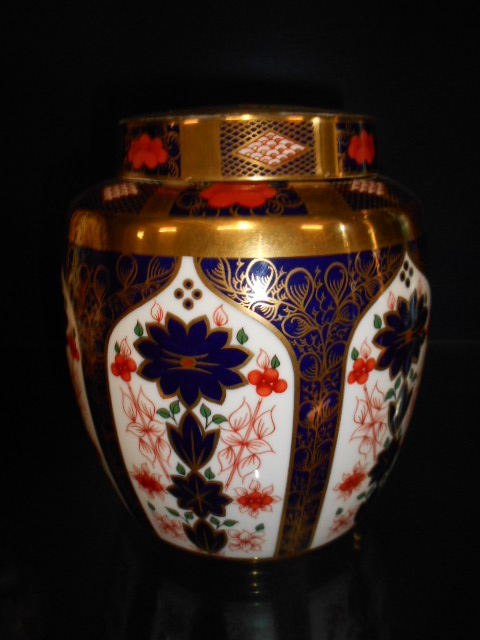 A Royal Crown Derby Imari pattern ginger jar