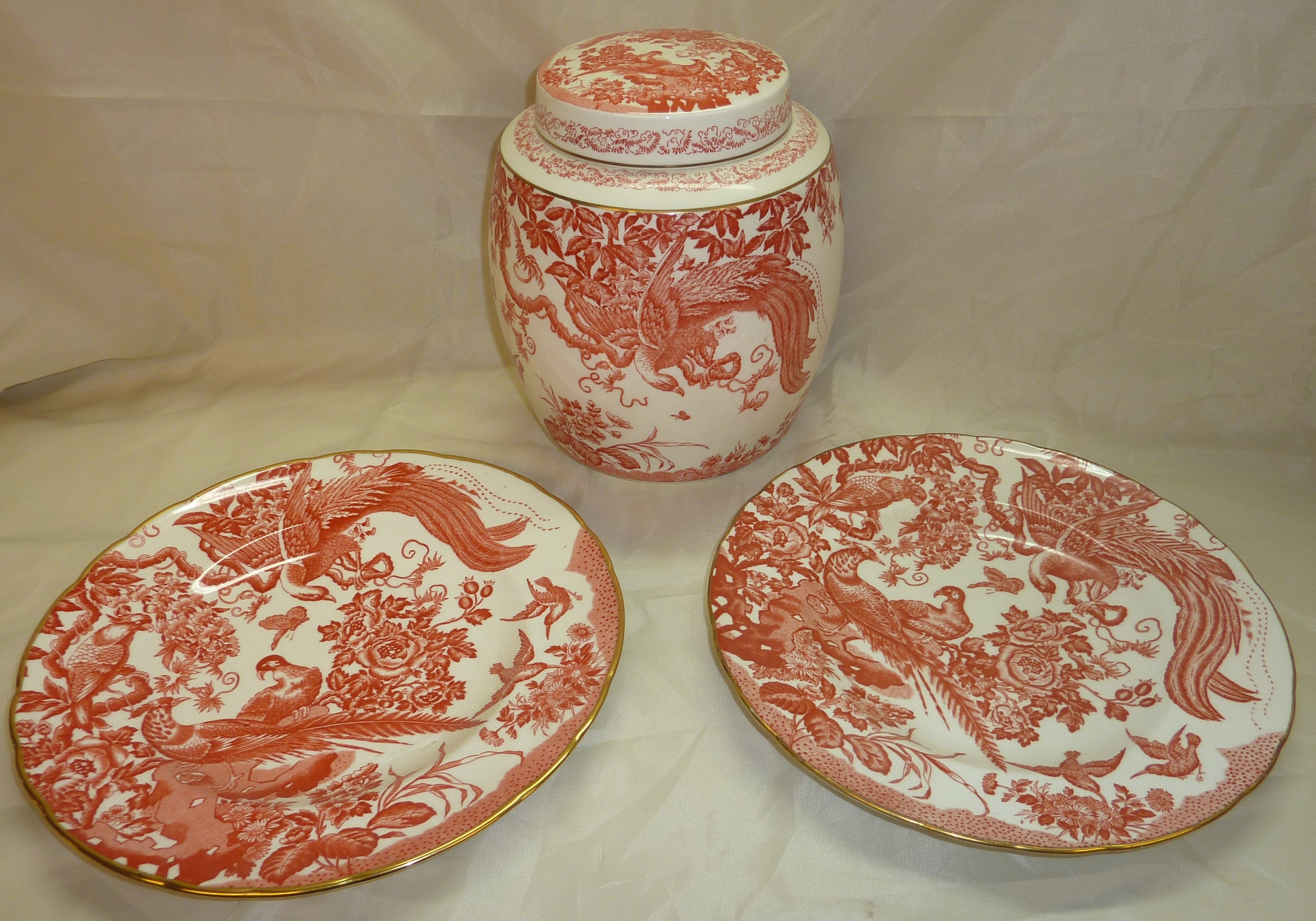 Pair Royal Crown Derby 'Red Aves' 26.5cm dinner plates & matching large ginger jar height 23cm