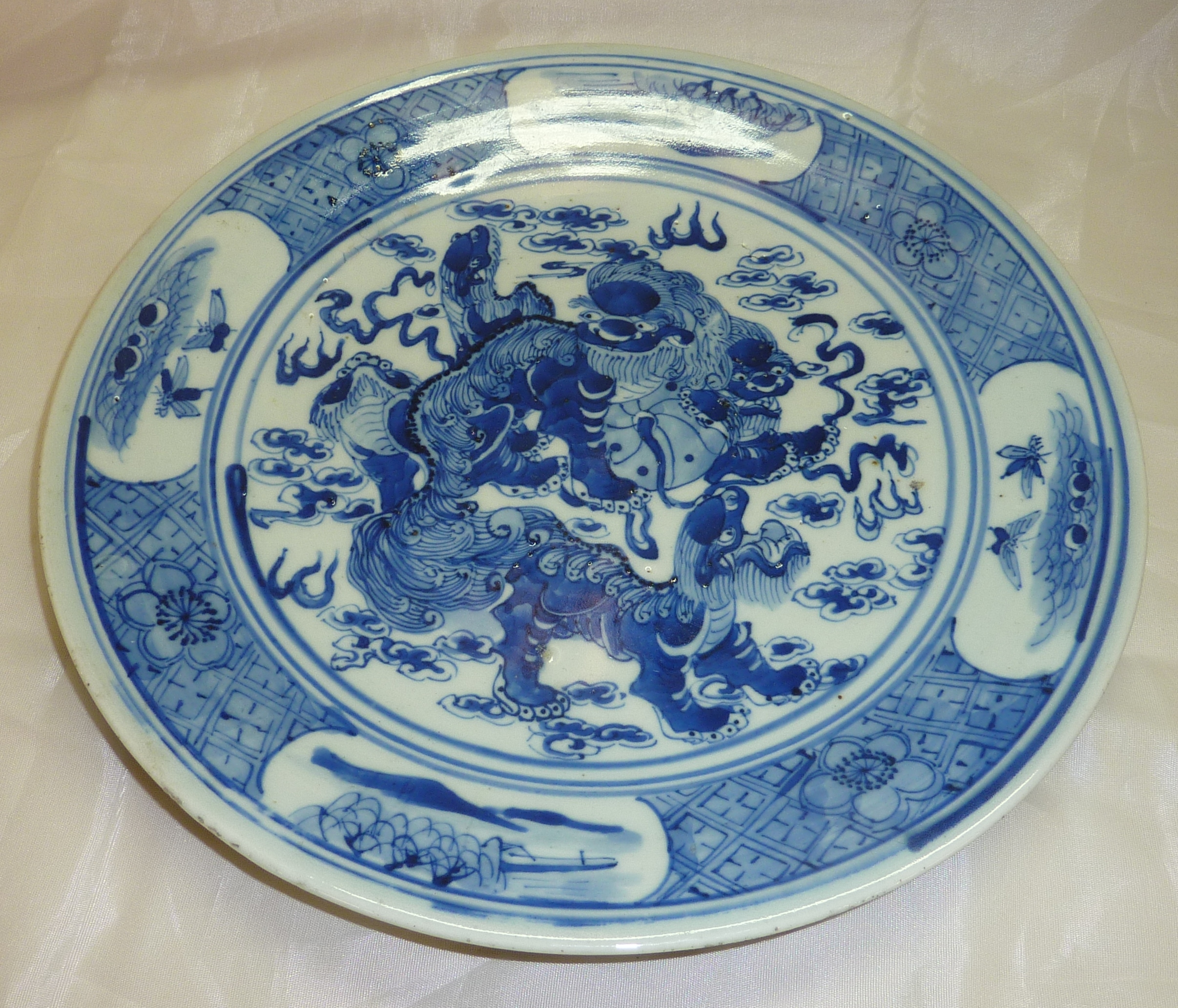 Chinese blue and white plate with central images of dogs of foe diameter (28cm)