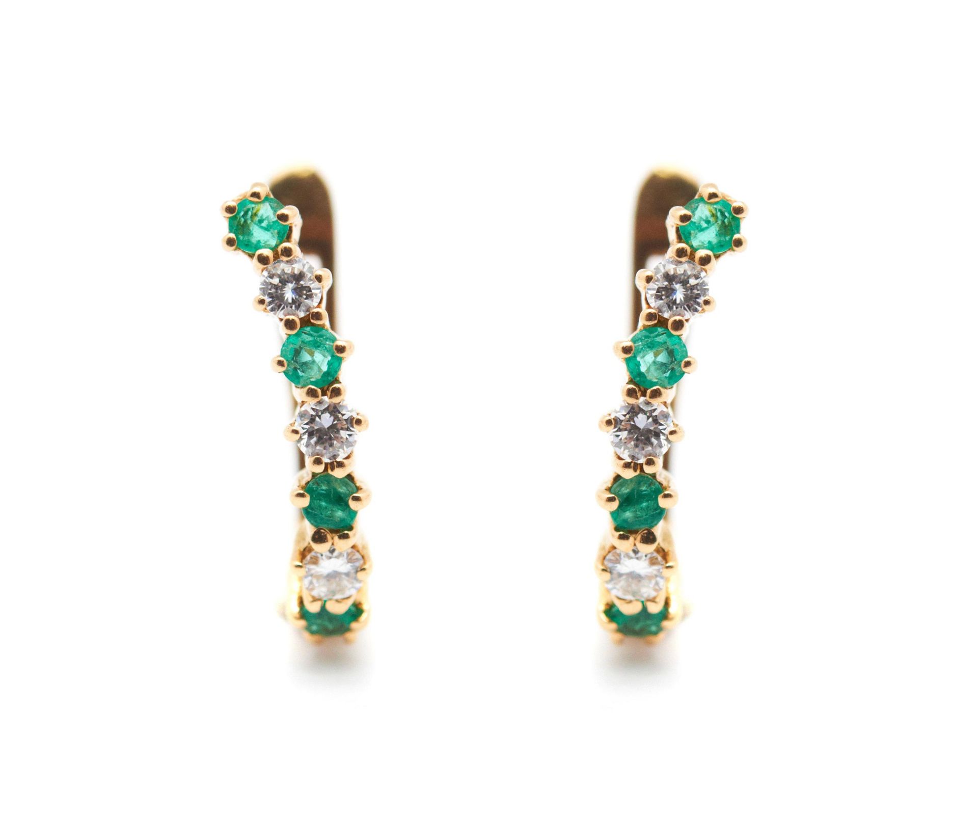 EARRINGS. Montura en oro de 18 kl., diamantes talla brillante, aprox. 0,30 ct., y esmeraldas. 3,2