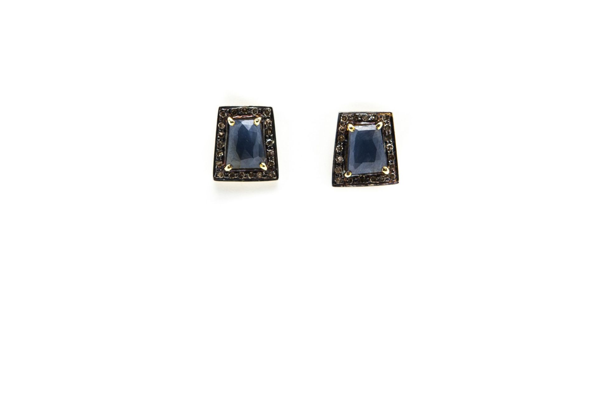 STUD EARRINGS Montura en plata con zafiros azules facetados orlados por diamantes talla 8/8, 3,60