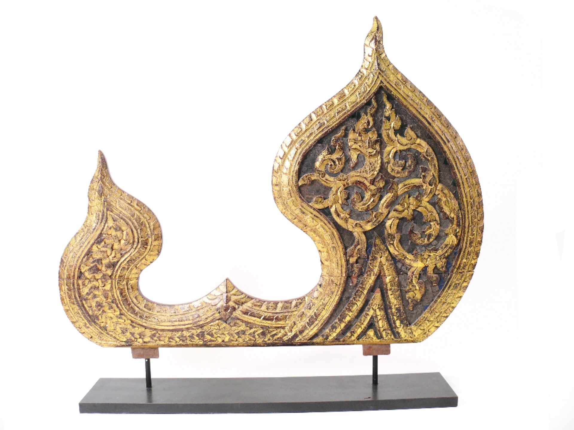 THAI PLAQUE, 19TH CENTURY  En madera tallada y dorada, 75x58 cm. Starting Price: €180