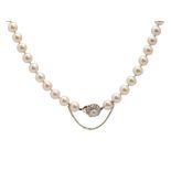 NECKLACE De perlas de 8,7 mm. con cierre en oro bicolor y diamantes talla brillante antigua (0,90