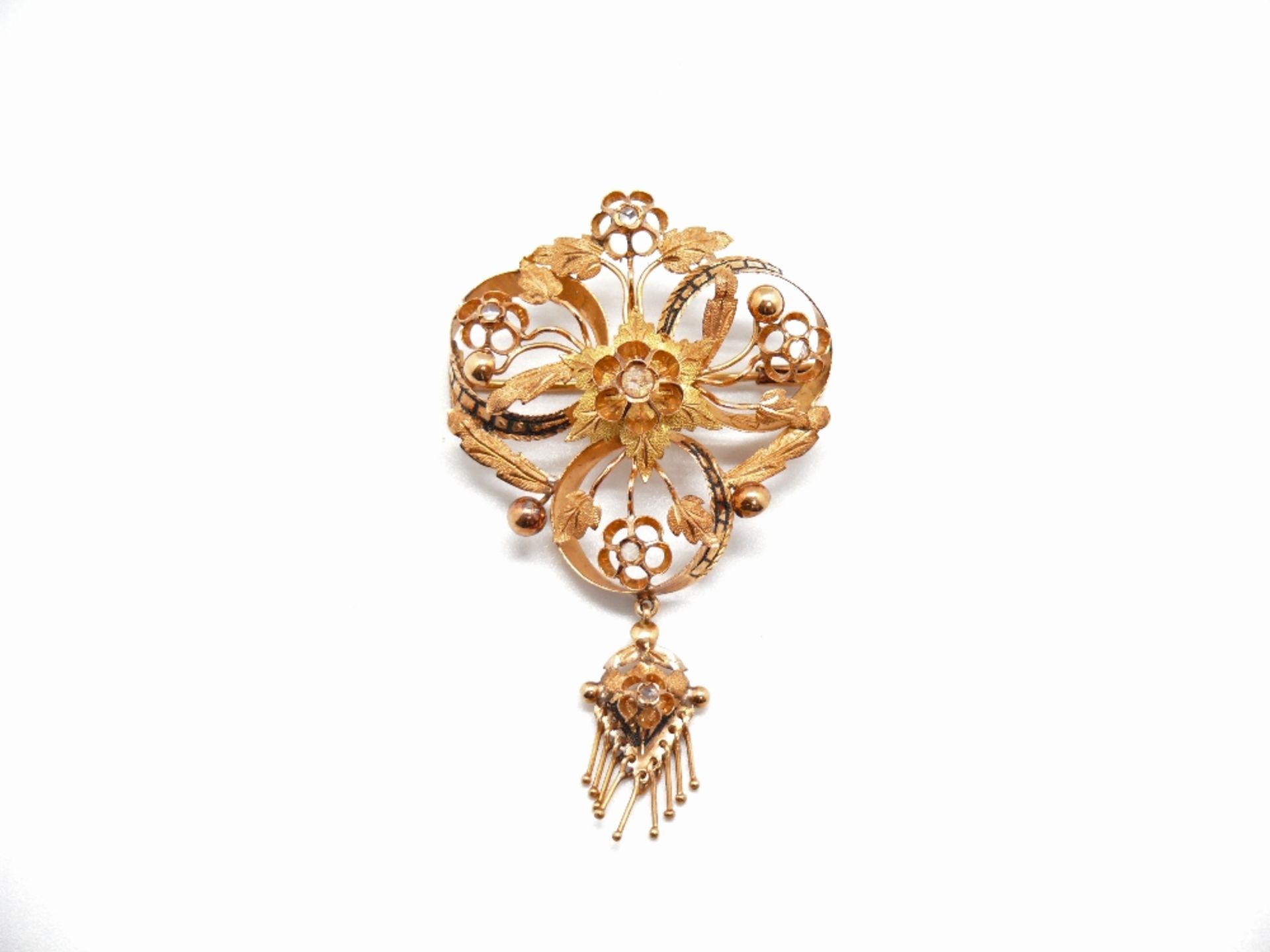 BROOCH, LATE 19TH CENTURY Montura en oro, piedras y esmalte, 8,5 gr. Starting Price: €270