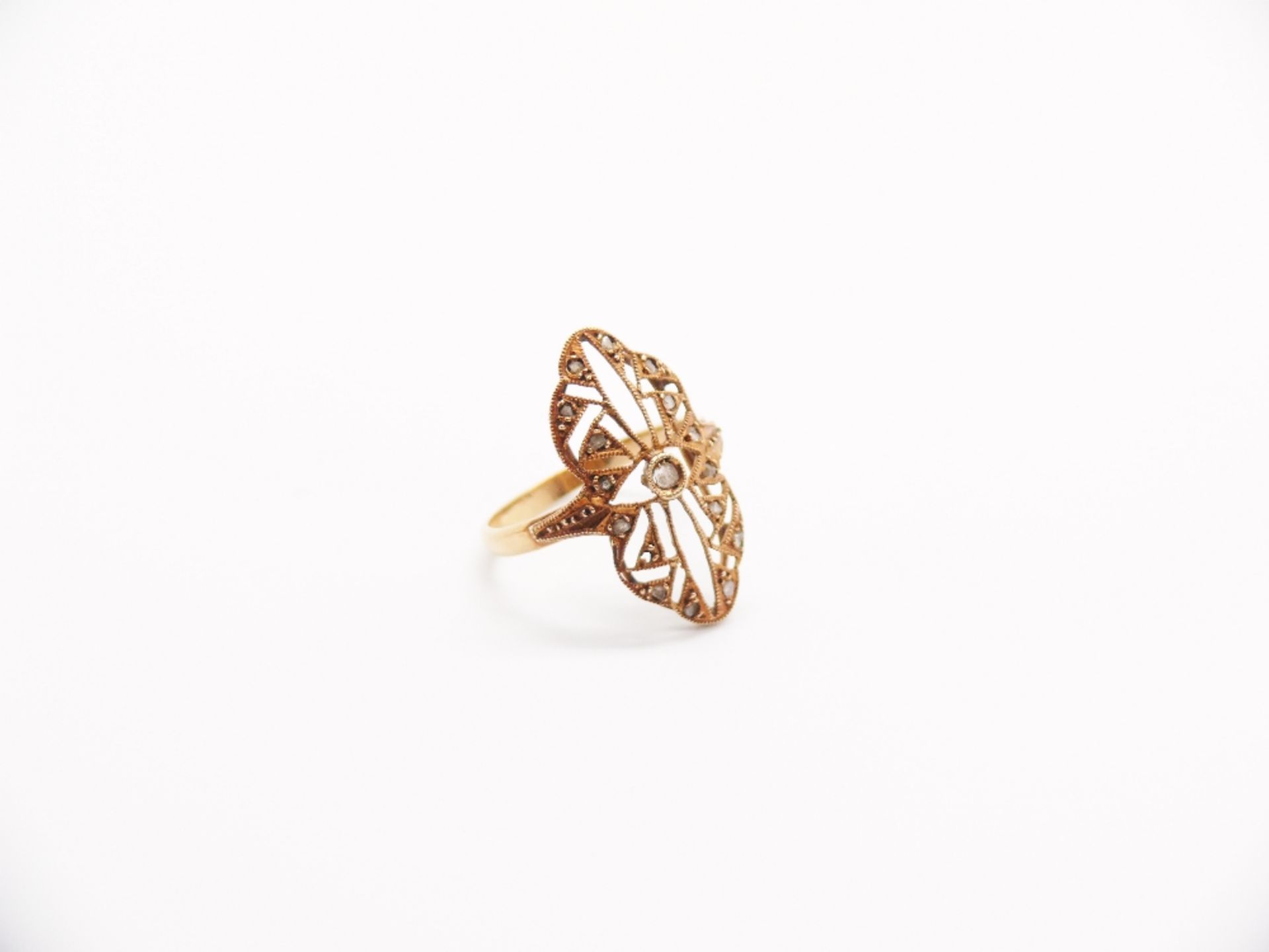 NAVETTE RING Montura en oro amarillo, con diamantes talla rosa y una piedra, 2,9 gr. Starting Price: