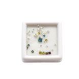 GROUP OF UNMOUNTED DIAMONDS Blancos, azules, verdes, rojos y amarillos, con talla brillante y