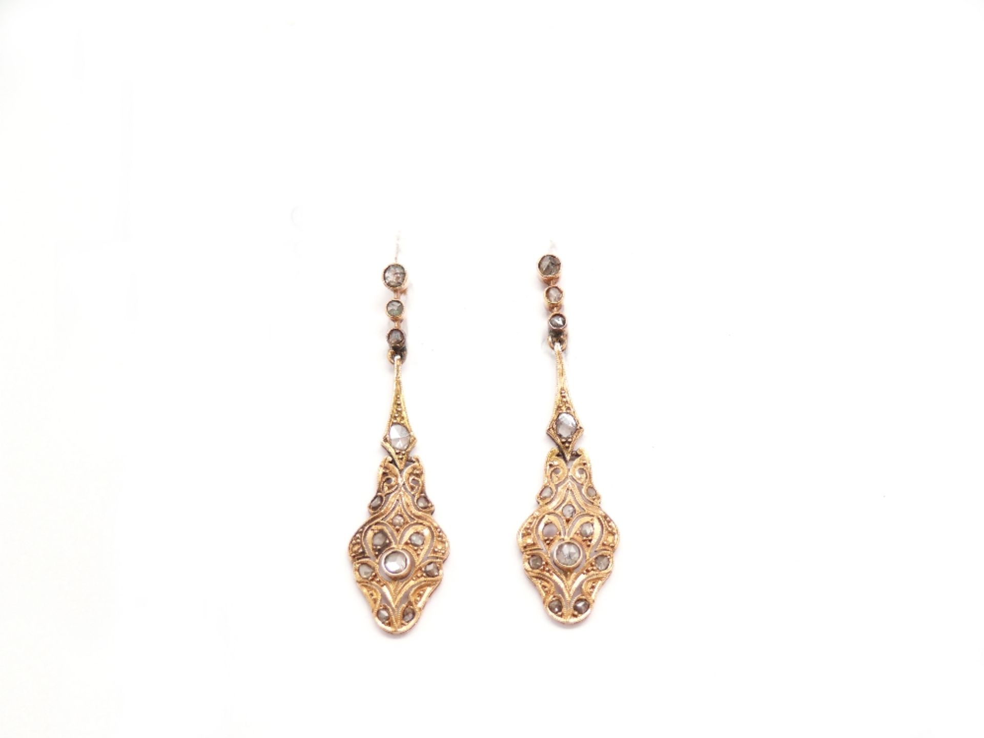 EARRINGS Montura en oro amarillo, con diamantes talla rosa y cierre catalán, 4,4 gr. Starting Price: