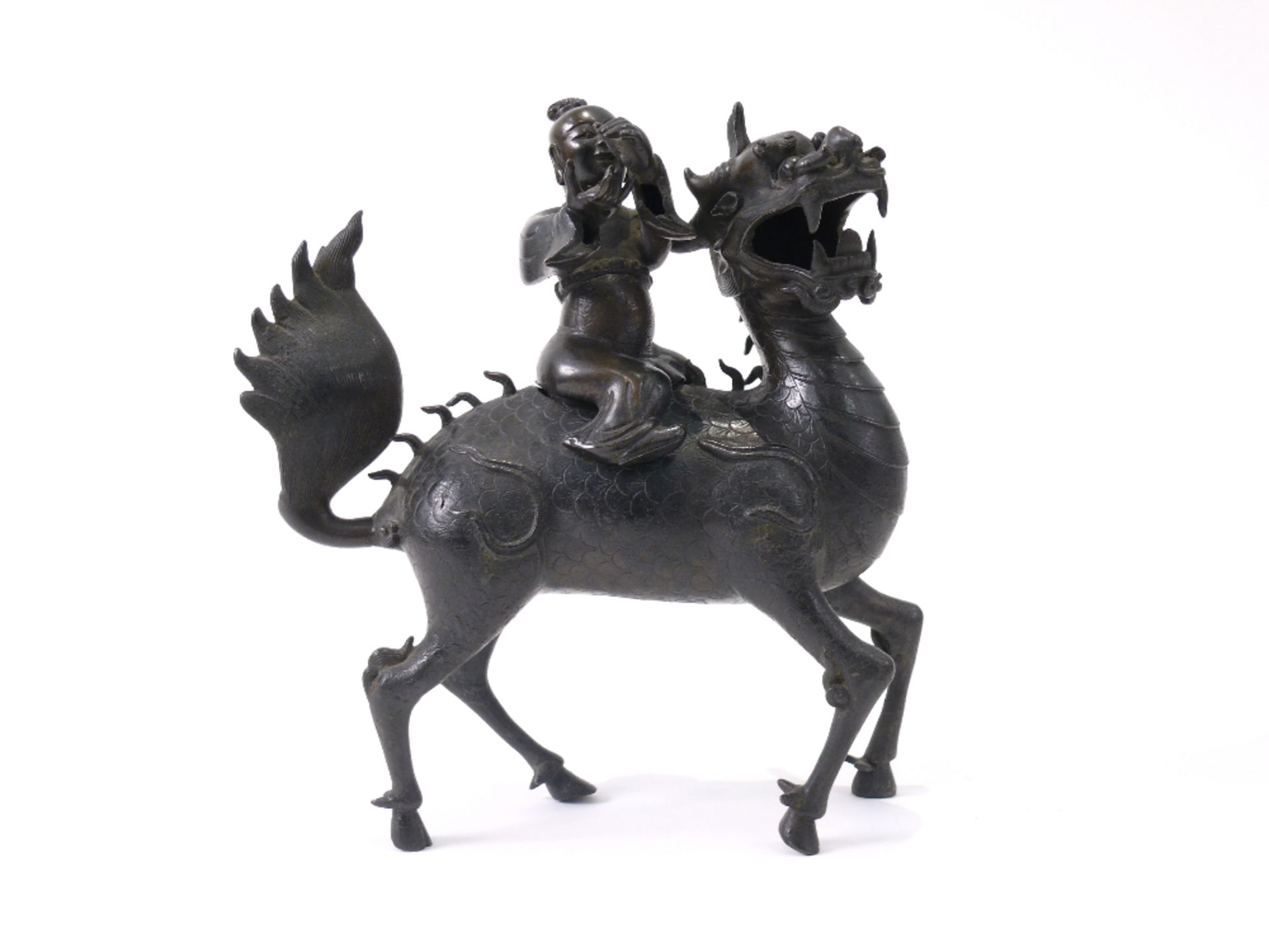JAPANESE CENSER, 19TH CENTURY Época Meiji. En bronce trabajado en forma de animal con tapa