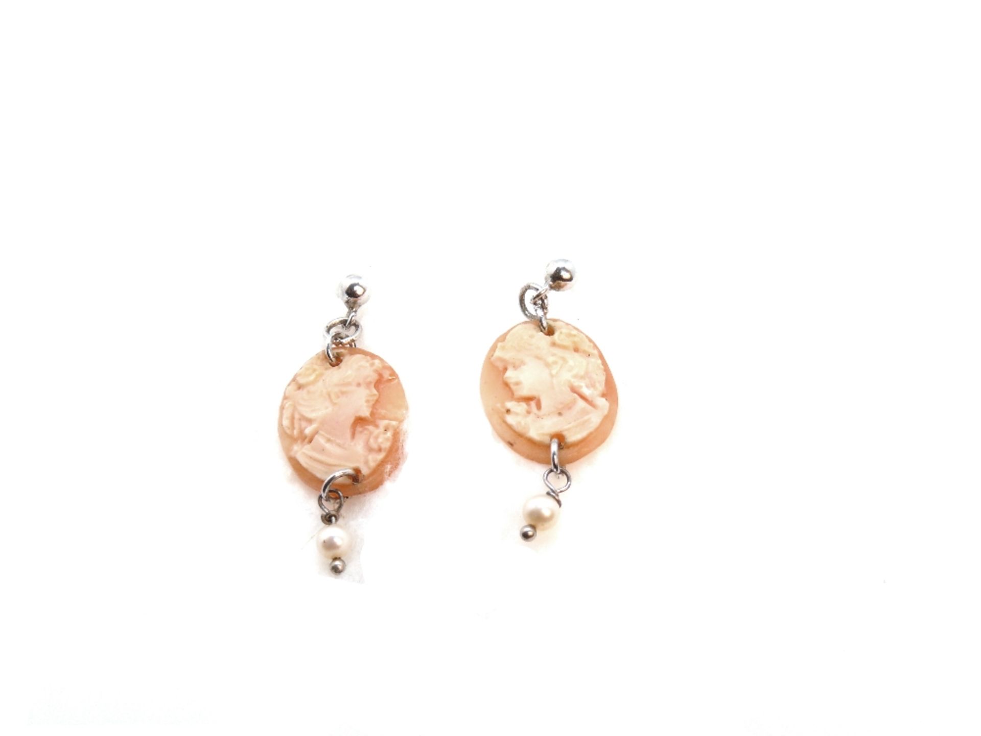 EARRINGS Montura en plata con camafeos y perlas cultivadas, 3,4 gr. Starting Price: €75