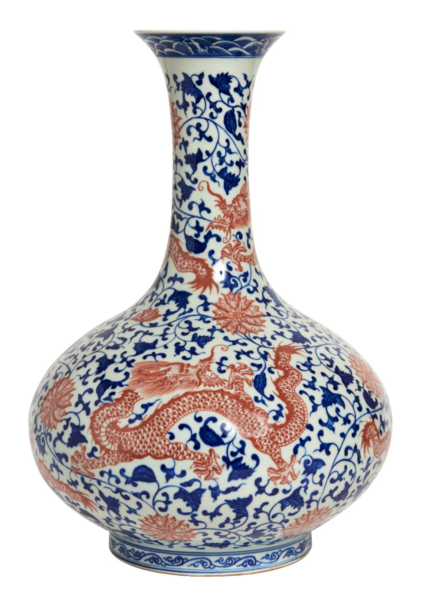 CHINESE VASE, 20TH CENTURY  Época de la República. En porcelana policromada con bestiario, 45 cm.