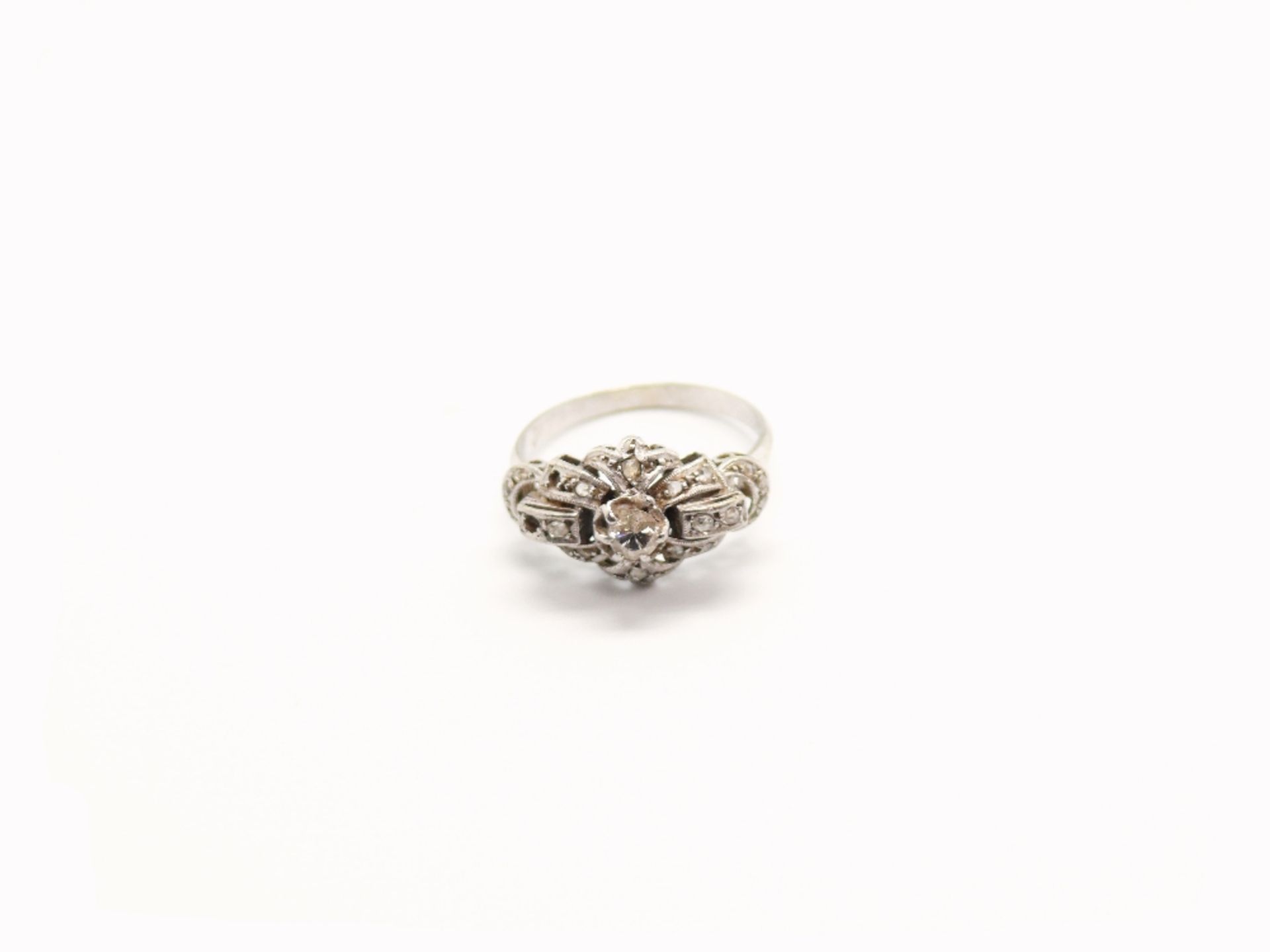 RING Montura en oro blanco, con un diamante talla brillante, y diamantes talla rosa (0,25 ct.