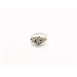 RING Montura en oro blanco, con un diamante talla brillante, y diamantes talla rosa (0,25 ct.