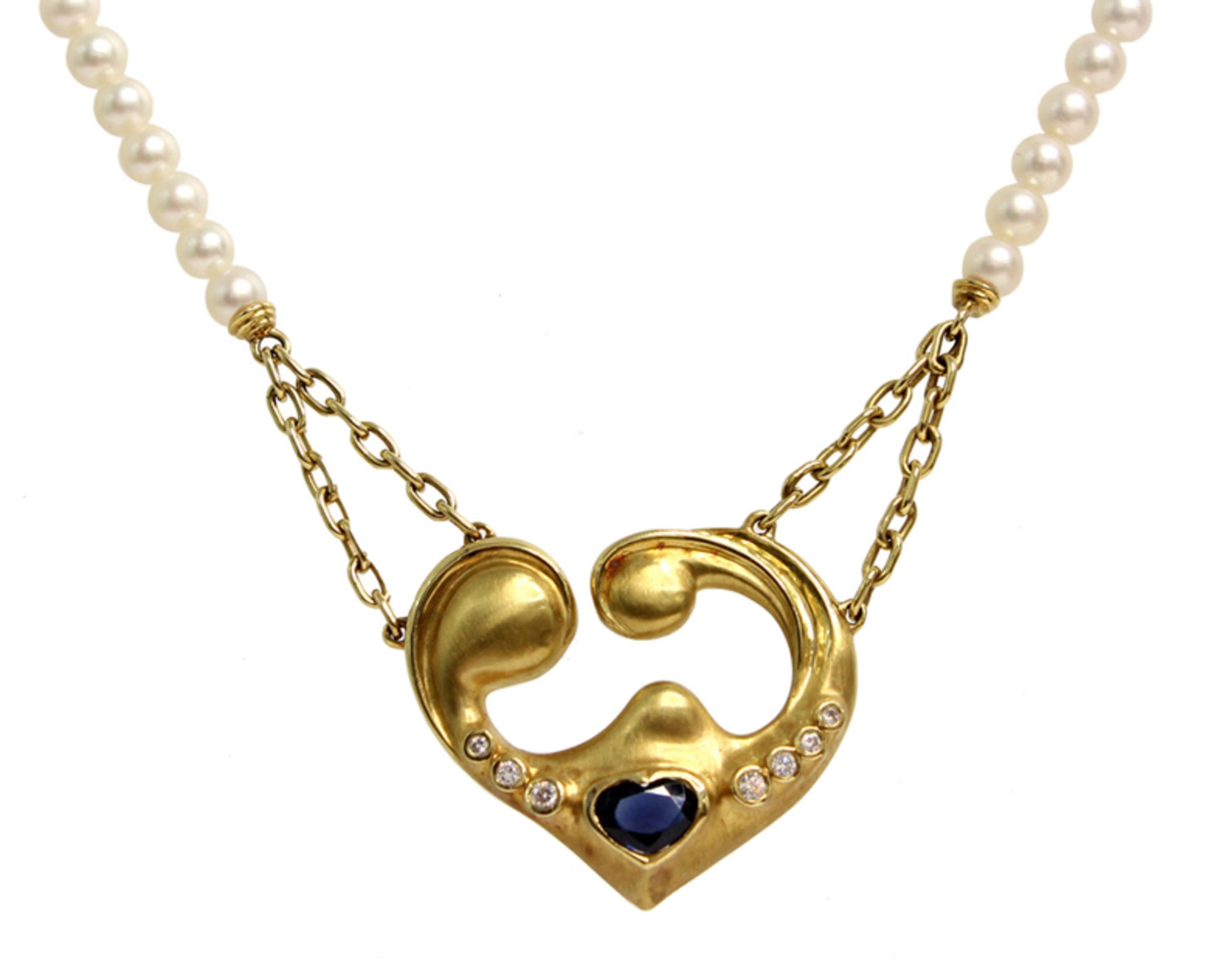 NECKLACE De perlas cultivadas, cierre de rosca en oro y colgante en forma de corazón con zafiro azul