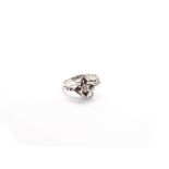 RING Montura en oro blanco, con un diamante talla brillante y diamantes talla 8/8 (0,23 ct. total