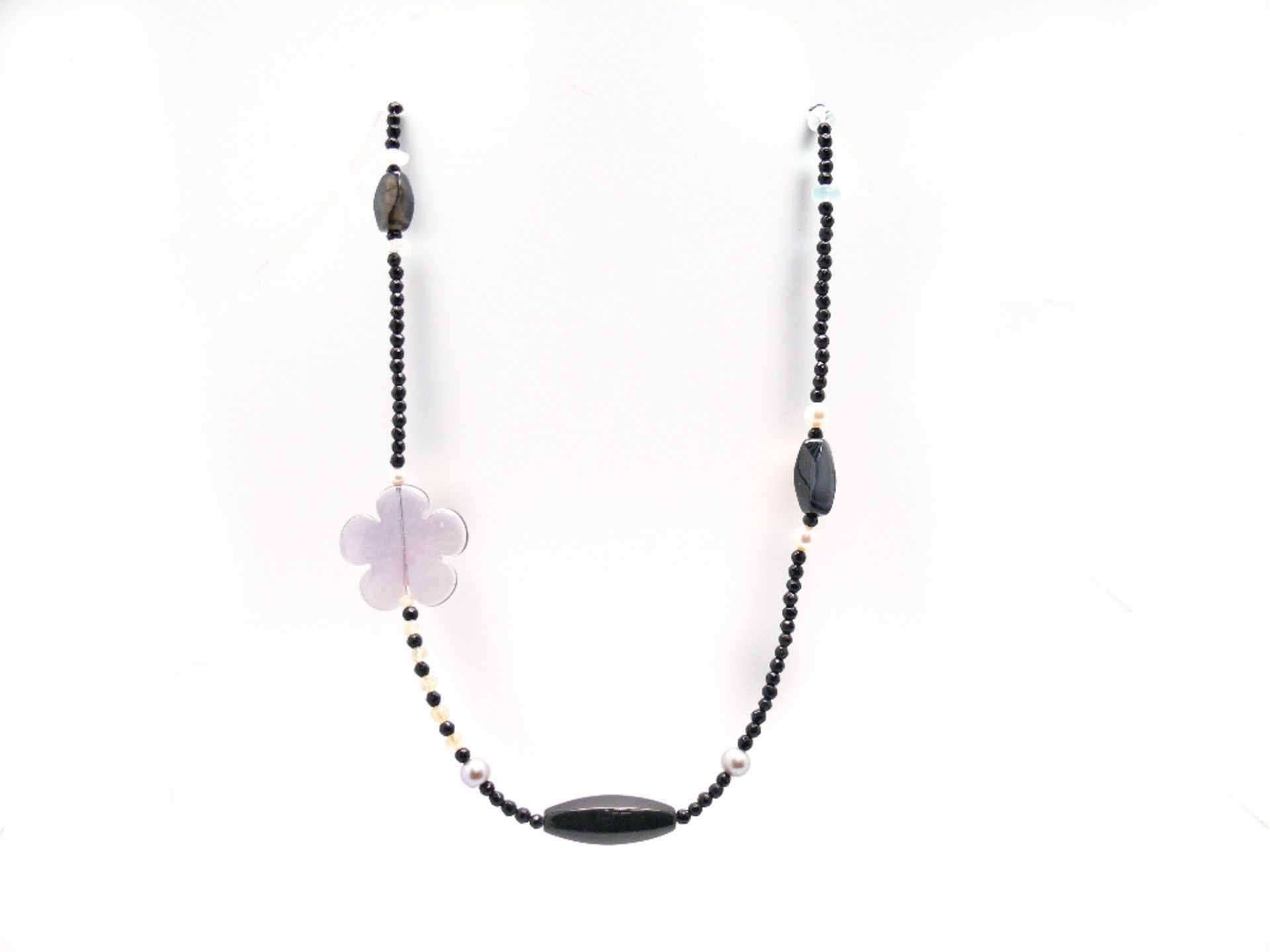 NECKLACE De cuentas de ónix, perlas y fluoritas, 83 cm. long. y 42,3 gr. Starting Price: €120