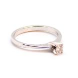 SOLITAIRE RING Montura en oro blanco de 18 kl. con un diamante talla brillante (0,10 ct. total